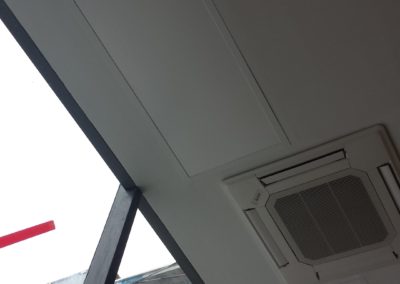 Ajout de chauffage d'appoint pour les zones plus vulnérables proches des hautes fenêtres