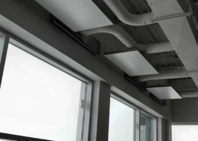 Panneaux métalliques de chauffage radiant au plafond