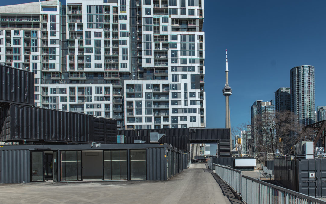 Stackt Market à Toronto – Des panneaux de chauffage radiant au plafond sont la solution parfaite à un projet innovant et artistique de réutilisation des conteneurs